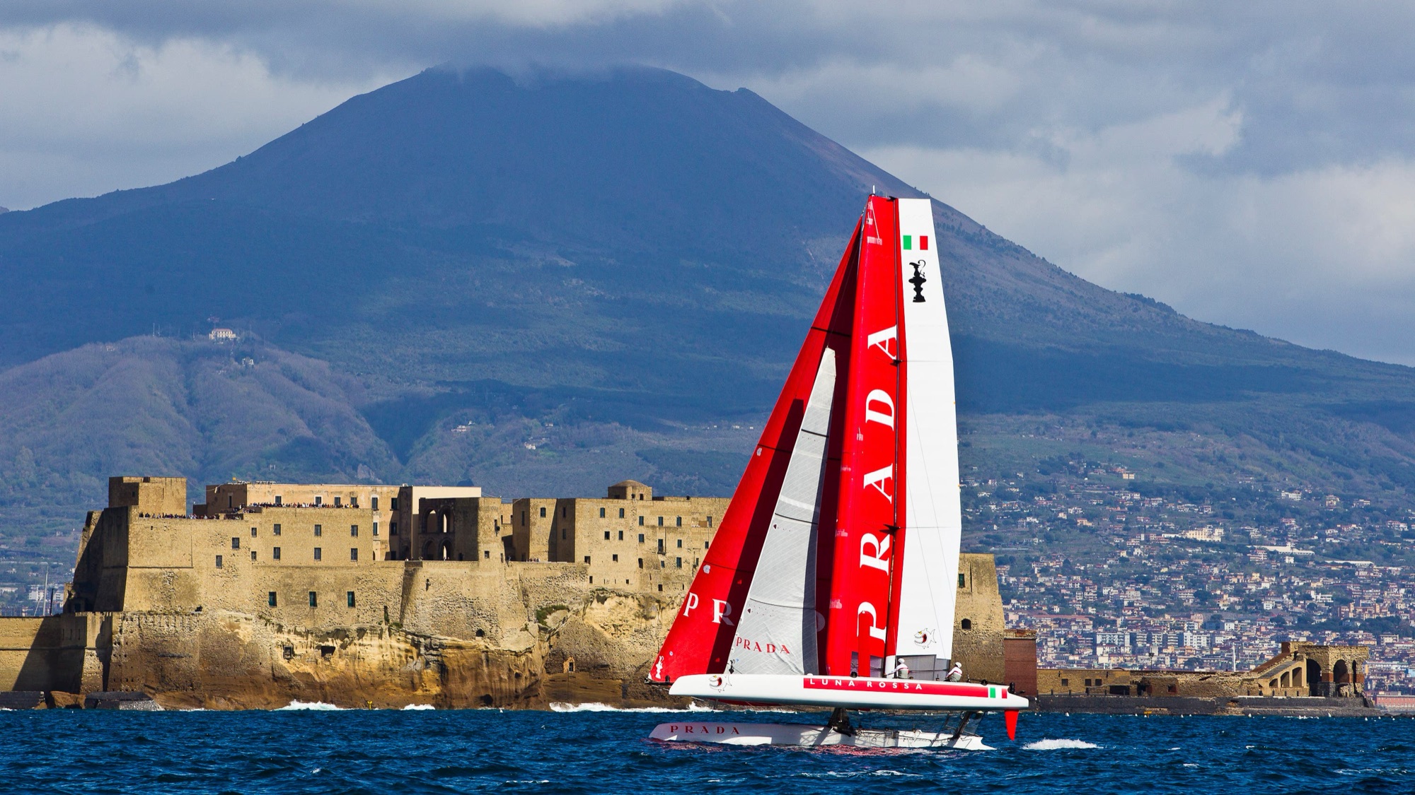 Luna Rossa Prada in regata davanti a Castel dell'Ovo e al Vesuvio, Napoli — America's Cup