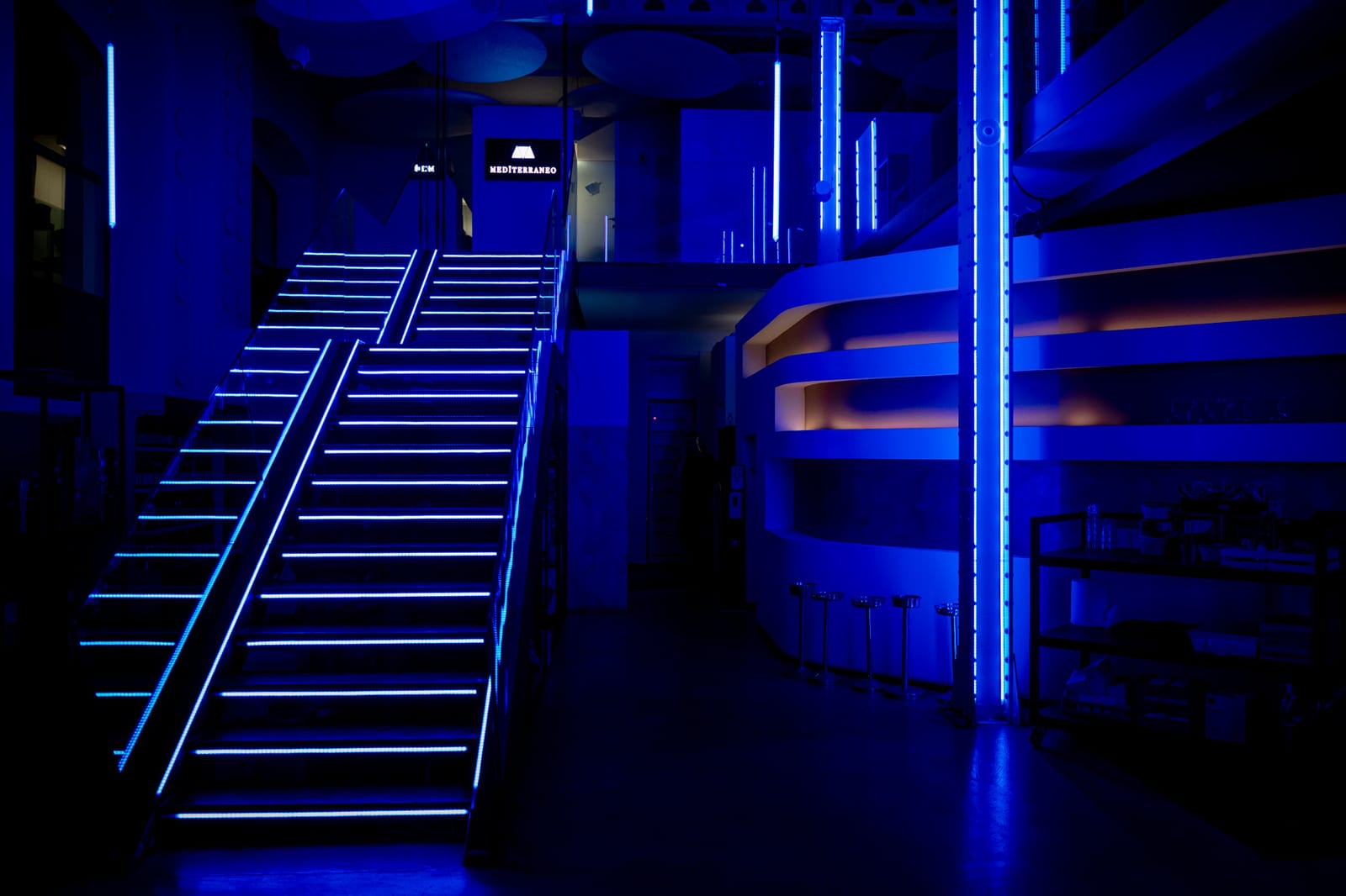 Scalinata con gradini illuminati a led in un locale per eventi - fotografia architettonica di interni commerciali